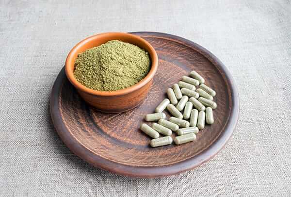 How to Use Kratom Powder and kratom powder and capsules in a bowl