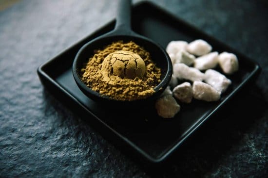 potentiate and red kratom powder on a plate and make kratom more potent