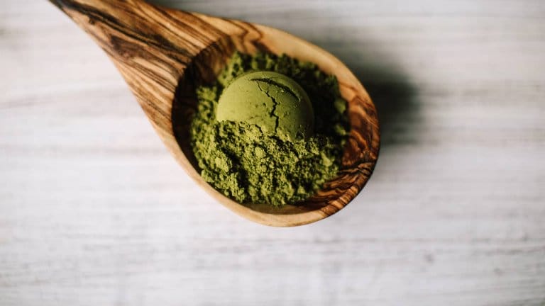 kratom powder and spoon