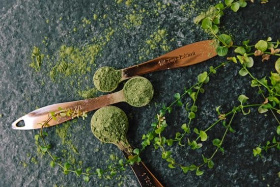 what i like about green vein kratom and green kratom on table