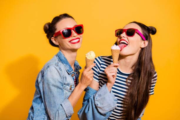 δύο κορίτσια που απολαμβάνουν το παγωτό